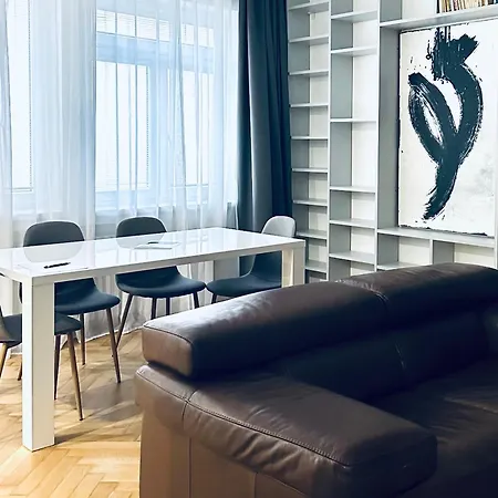 Apartment Alexanders Library